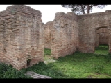 02815 ostia - regio v - insula vi - edificio (v,vi,3) - vorderen raum - ostende - an der via dei mitreo serpenti - bli ri suedwesten - 01-2024.jpg